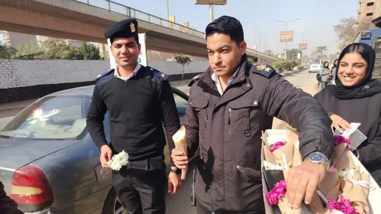 عيد الشرطة.. ورود المحبة تزين شوارع الحوامدية