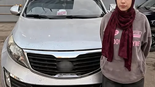 فيديو صادم يهز الشارع .. سيدة تنزل من سيارة وتهاجم سائقًا بساطور