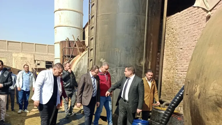 حملات مكثفة بالجيزة تسقط أوكار غش زيوت السيارات والأسمدة قبل رمضان
