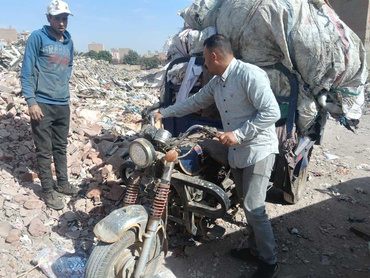 محافظ الجيزة يشن حربًا على النباشين .. ضبط 57 عربة كارو وتروسيكل في حملات مفاجئة