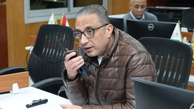 الضبط من غرفة القيادة .. بناء مخالف يسقط في قبضة محافظ الجيزة بطناش