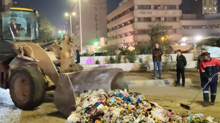 بلا إنذار مسبق .. محافظ الجيزة يداهم الشوارع ليلًا لضبط النظافة والمرور