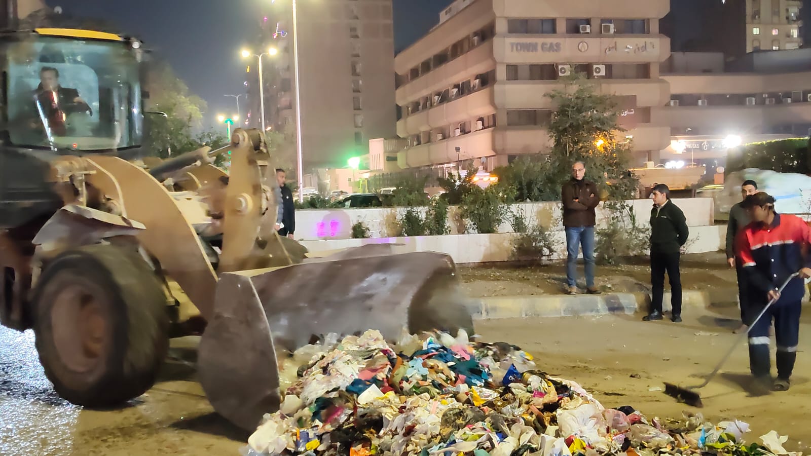 بلا إنذار مسبق .. محافظ الجيزة يداهم الشوارع ليلًا لضبط النظافة والمرور