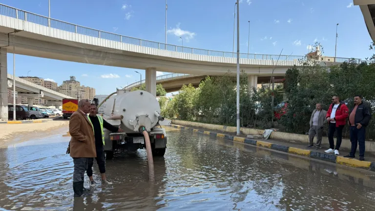 محافظ الجيزة يقود المواجهة بنفسه.. تحركات عاجلة لاحتواء آثار الأمطار