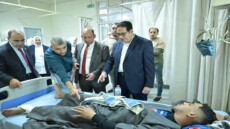 بين الأسرة لا خلف المكاتب .. رئيس جامعة القاهرة يطمئن مرضى “قصر العيني” بنفسه