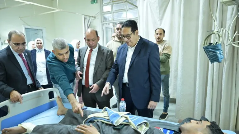 بين الأسرة لا خلف المكاتب .. رئيس جامعة القاهرة يطمئن مرضى “قصر العيني” بنفسه