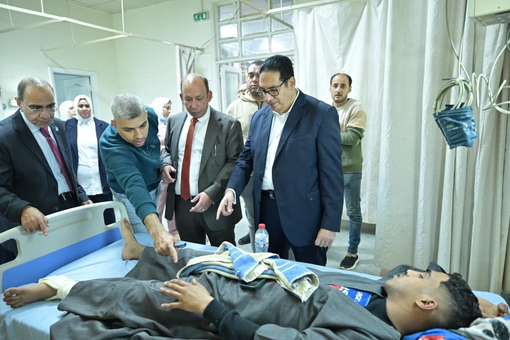 بين الأسرة لا خلف المكاتب .. رئيس جامعة القاهرة يطمئن مرضى “قصر العيني” بنفسه