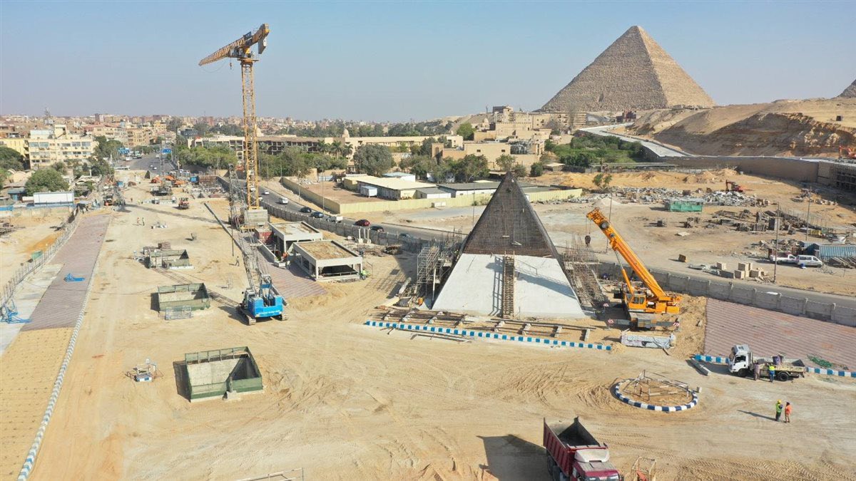 الرئيس السيسي يتابع من قلب الحدث مشروع محطة الأهرامات بالخط الرابع للمترو