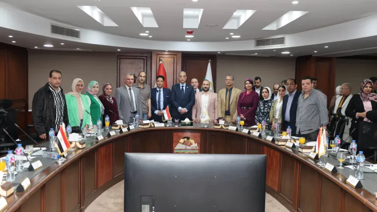 الصحفيون يضعون أزمات الجيزة على طاولة الأنصاري .. والمحافظ يفاجئ الجميع