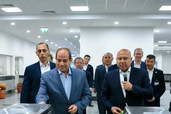 الرئيس السيسي يتابع من قلب الحدث مشروع محطة الأهرامات بالخط الرابع للمترو