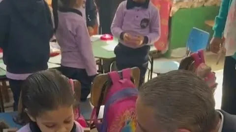الأنصاري يخاطب عقول الصغار ويحفّز المعلمين .. جولة بطابع إنساني وتعليمي