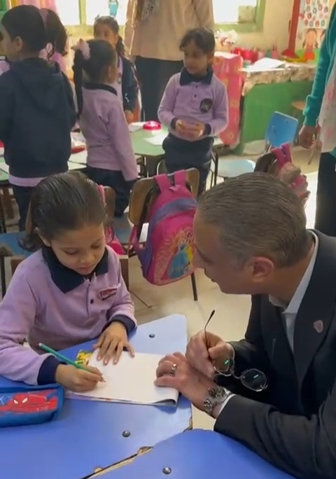 الأنصاري يخاطب عقول الصغار ويحفّز المعلمين .. جولة بطابع إنساني وتعليمي