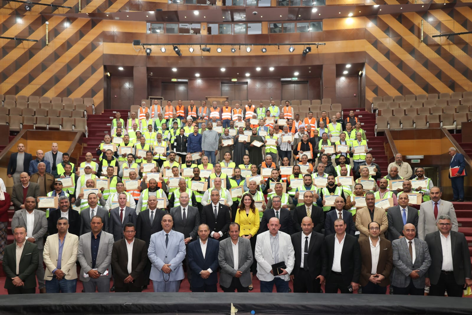 رجال خلف الكواليس في الصدارة .. محافظ الجيزة يُكرّم أبطال الميدان