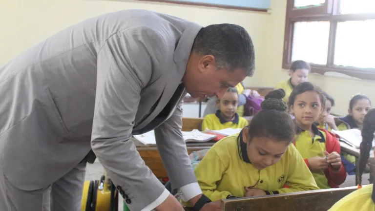 عطية يُطيح بمديرة مدرسة لتقصيرها أثناء جولة مفاجئة في بولاق الدكرور
