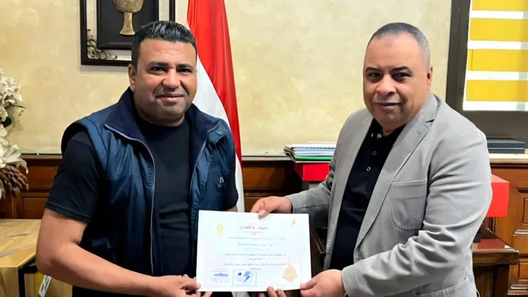 احتفاء مستحق .. “جنوب القاهرة للكهرباء” تكرّم محمد قلشة تقديرًا لتميّزه