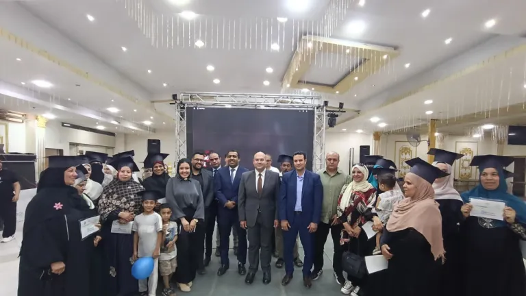 من ظلام الأمية إلى نور التعليم .. نائب محافظ الجيزة يحتفي بتخريج 80 متحررًا من الأمية بالبدرشين