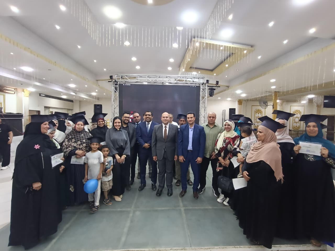 من ظلام الأمية إلى نور التعليم .. نائب محافظ الجيزة يحتفي بتخريج 80 متحررًا من الأمية بالبدرشين