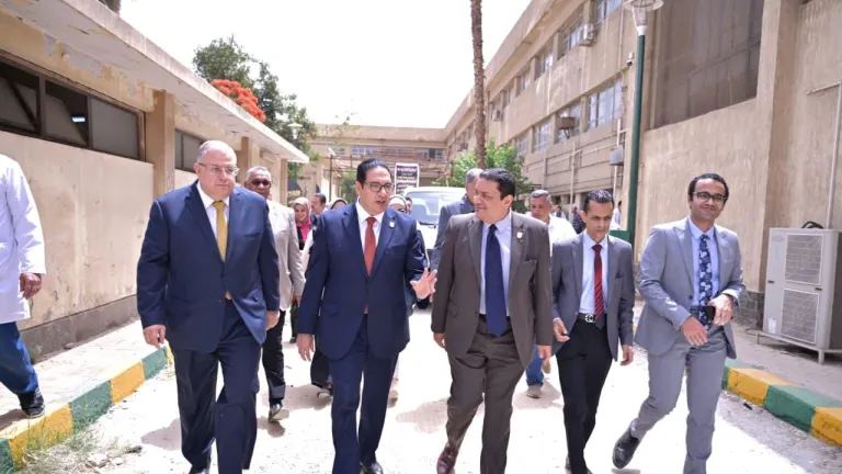 قرارات مهمة لرئيس جامعة القاهرة خلال جولته بكلية الطب البيطري قبل عيد الأضحى