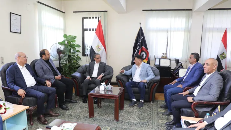 داخل قلعة صناعية بالوراق .. محافظ الجيزة يكشف سرًا وراء مشروعات البنية التحتية