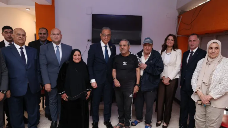لفتة إنسانية مؤثرة .. محافظ الجيزة يحتفل بالعيد مع نزلاء دار المسنين بالدقي