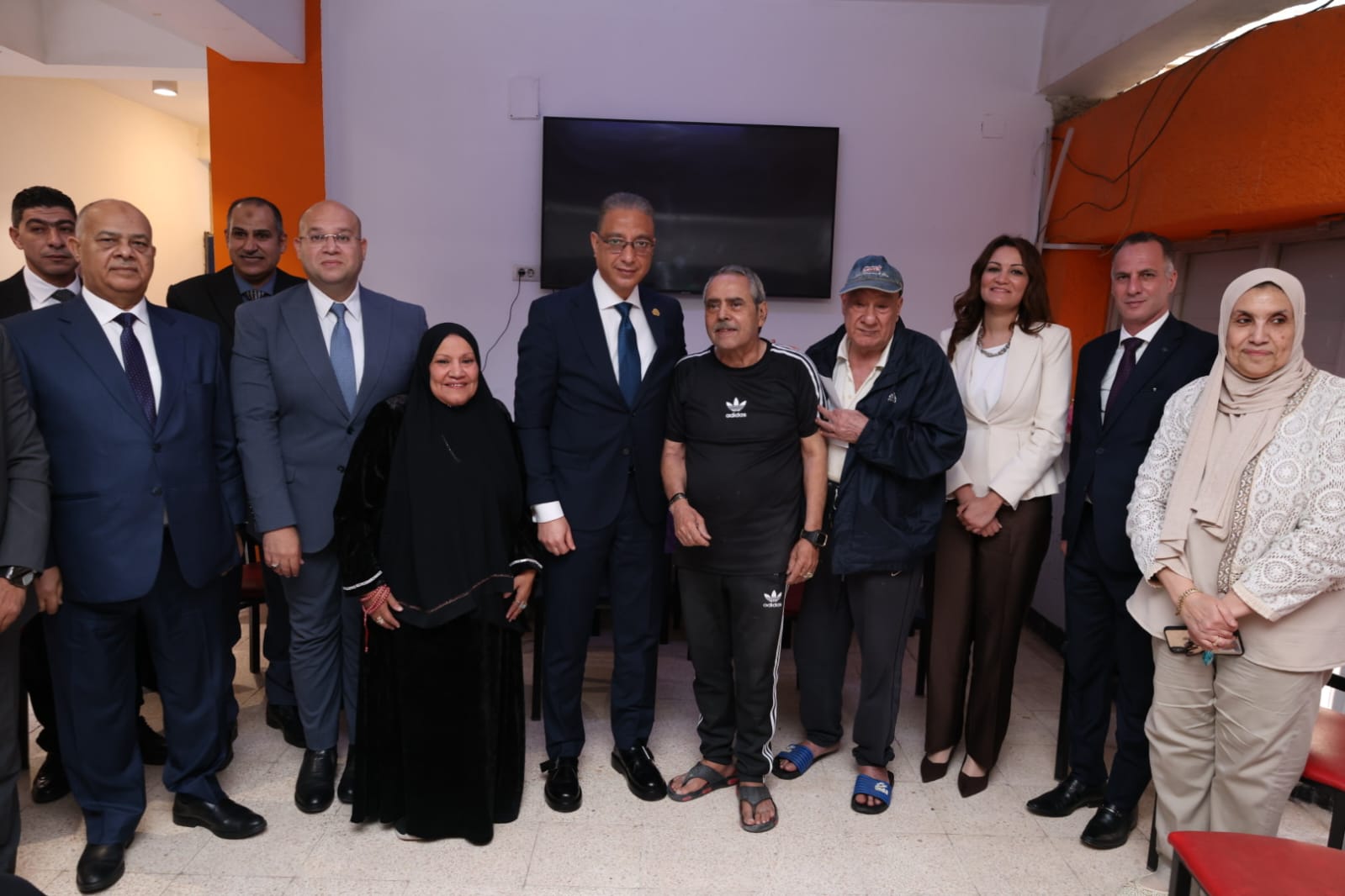 لفتة إنسانية مؤثرة .. محافظ الجيزة يحتفل بالعيد مع نزلاء دار المسنين بالدقي
