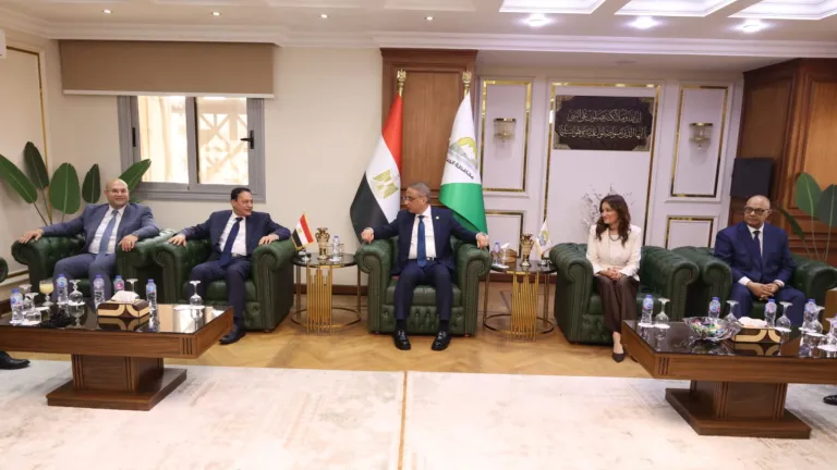 في أجواء عيد الأضحى .. محافظ الجيزة يستقبل مساعد وزير الداخلية لقطاع أمن الجيزة .. لقاء يحمل رسائل حاسمة ويعكس جاهزية شاملة