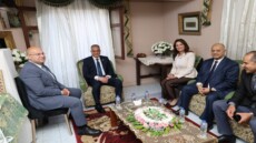 وسط فرحة العيد .. محافظ الجيزة يرسم البسمة على وجوه فتيات مؤسسة الرعاية بإمبابة