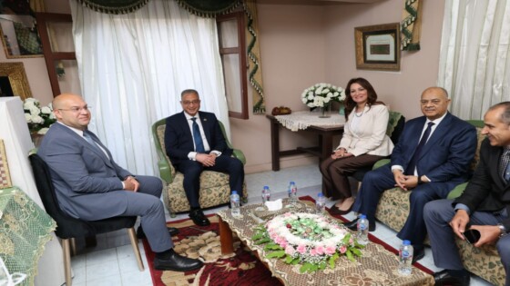 وسط فرحة العيد .. محافظ الجيزة يرسم البسمة على وجوه فتيات مؤسسة الرعاية بإمبابة