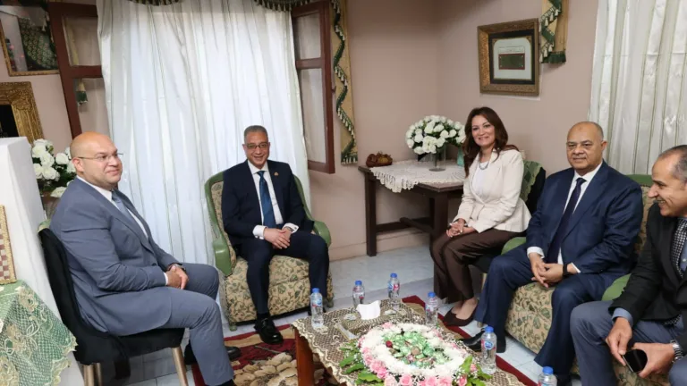 وسط فرحة العيد .. محافظ الجيزة يرسم البسمة على وجوه فتيات مؤسسة الرعاية بإمبابة