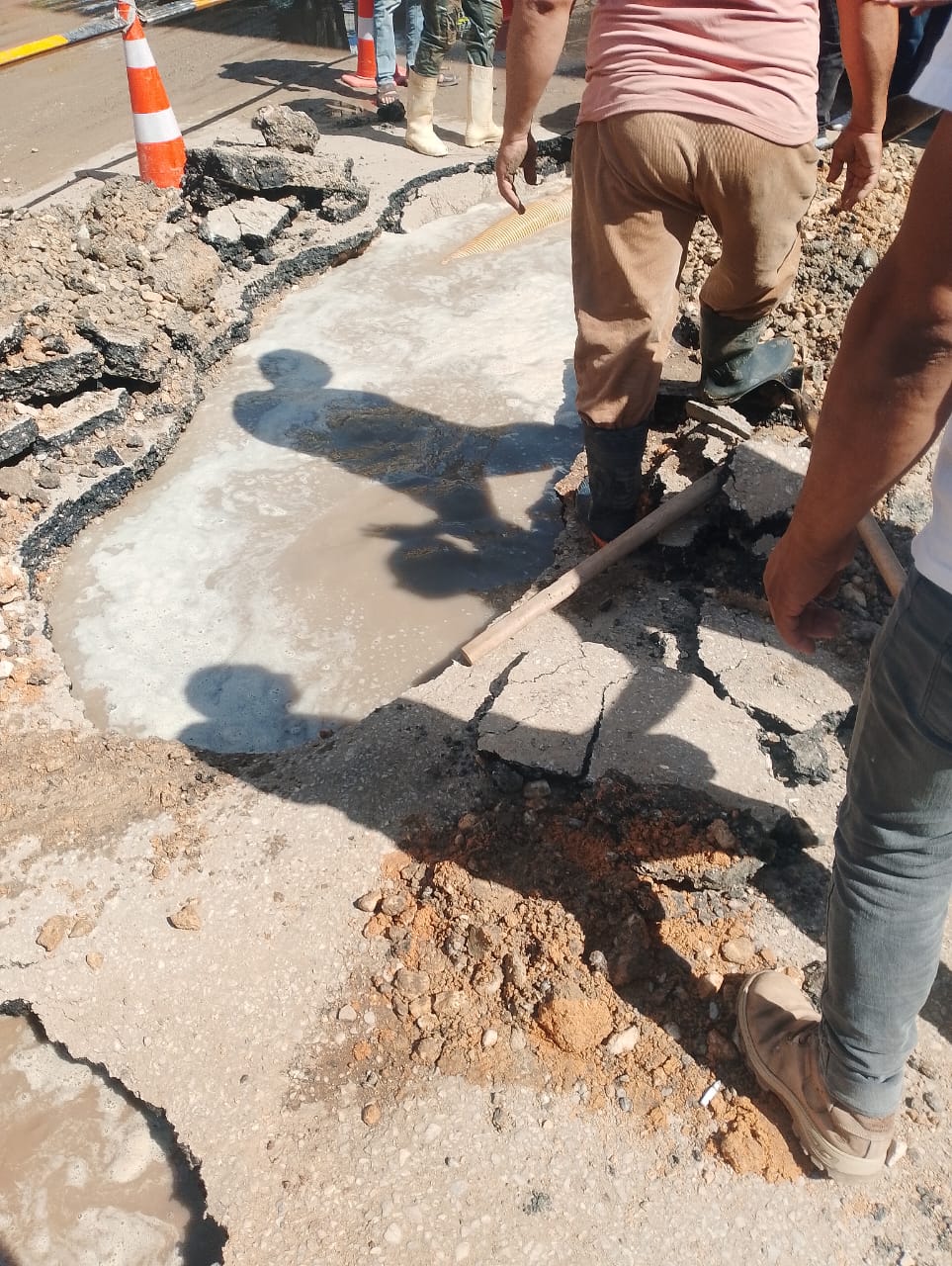 هبوط أرضي مفاجئ يُغرق شوارع الحوامدية .. واستنفار عاجل من المحافظة وشركة المياه لاحتواء الأزمة .. هذا ما كشفته المياه تحت الأرض 2 هبوط أرضي مفاجئ يُغرق شوارع الحوامدية .. واستنفار عاجل من المحافظة وشركة المياه لاحتواء الأزمة .. هذا ما كشفته المياه تحت الأرض