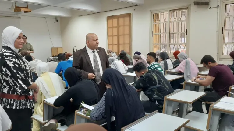 بعد استئناف الامتحانات عقب إجازة العيد .. ماذا كشفت جولة نائب رئيس جامعة القاهرة داخل اللجان؟