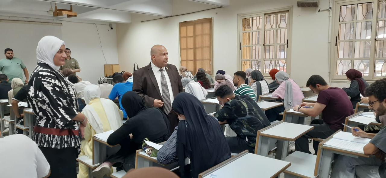 بعد استئناف الامتحانات عقب إجازة العيد .. ماذا كشفت جولة نائب رئيس جامعة القاهرة داخل اللجان؟ 1 بعد استئناف الامتحانات عقب إجازة العيد .. ماذا كشفت جولة نائب رئيس جامعة القاهرة داخل اللجان؟