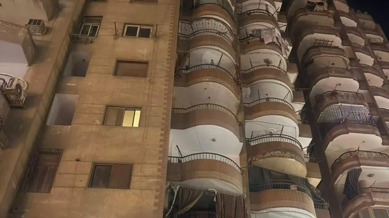 مفاجأة هندسية تهز كفر طهرمس .. محافظ الجيزة يتحرك فورًا ويصدر قرارات عاجلة إثر ميل عقارين
