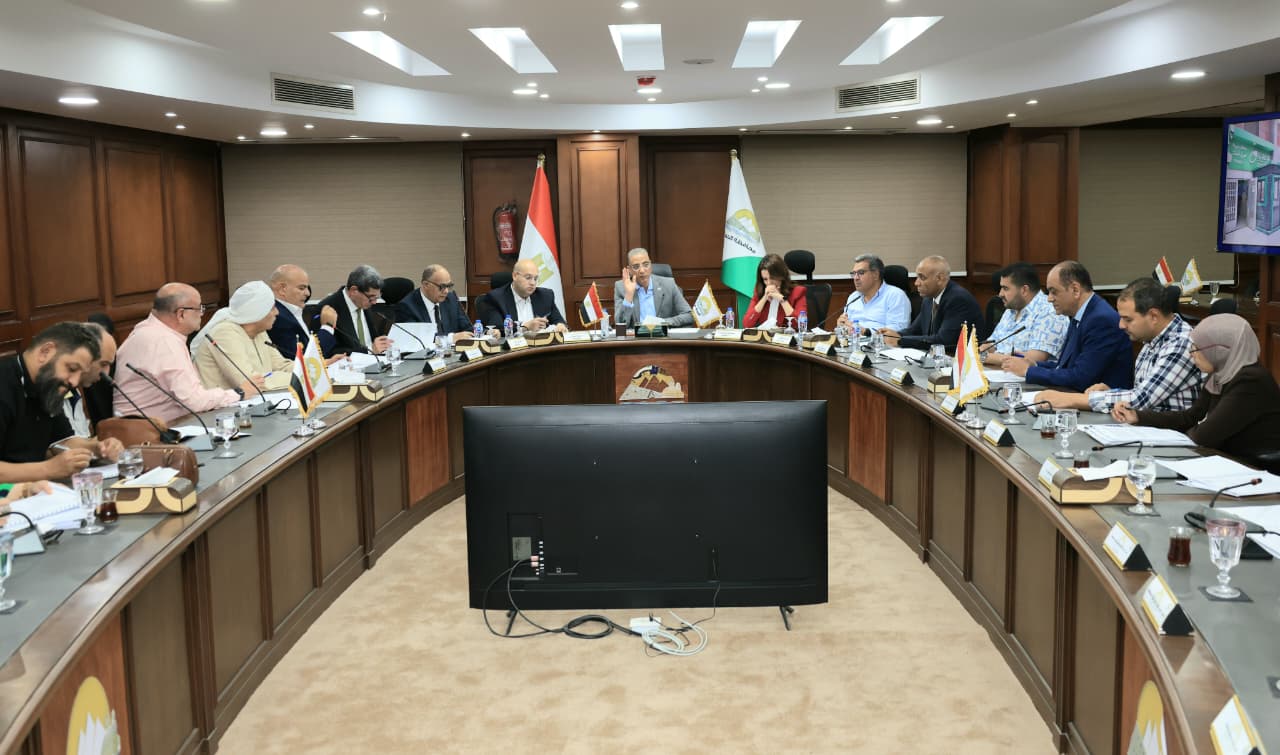لماذا تحرك محافظ الجيزة الآن؟ .. اجتماع يكشف مفاجآت بشأن سوق الجملة وموارده