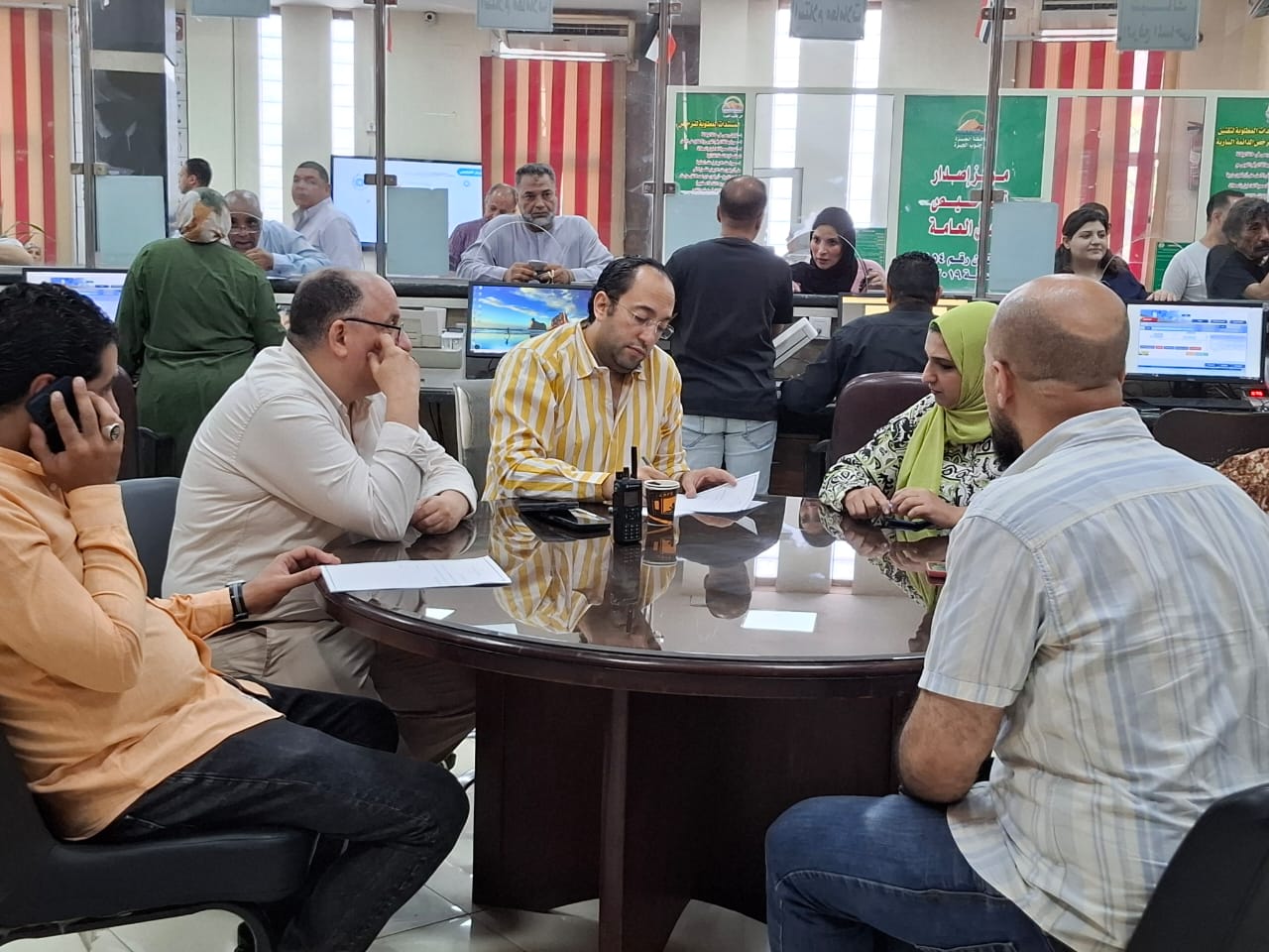 الجيزة تتحرك بأوامر المحافظ .. لقاءات مباشرة لحسم شكاوى المواطنين خلال ساعات 2 الجيزة تتحرك بأوامر المحافظ .. لقاءات مباشرة لحسم شكاوى المواطنين خلال ساعات