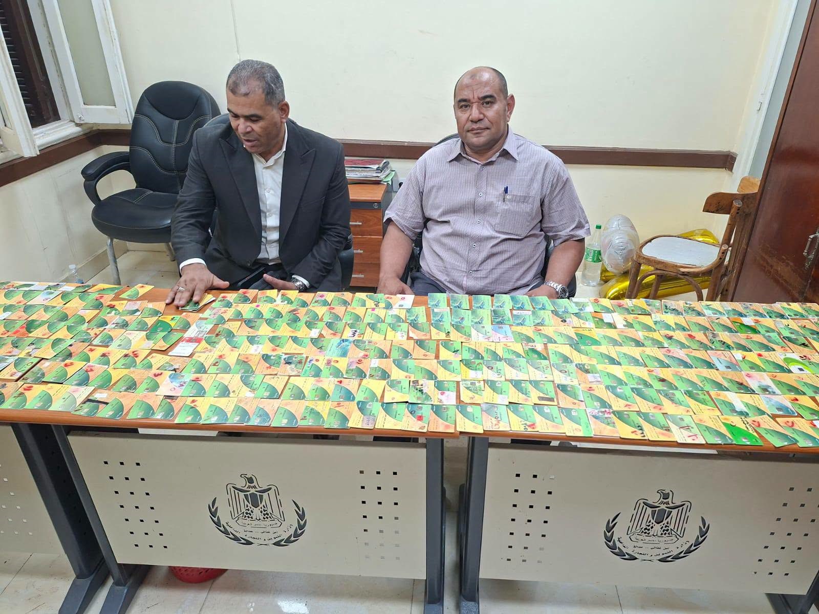 ضربة من العيار الثقيل .. تموين القاهرة يضبط 373 بطاقة تموينية داخل مخبز ويكشف حيلة الاستيلاء على الدعم 1 ضربة من العيار الثقيل .. تموين القاهرة يضبط 373 بطاقة تموينية داخل مخبز ويكشف حيلة الاستيلاء على الدعم