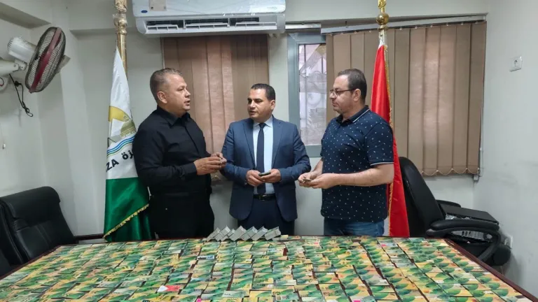 سقوط حيلة جديدة لمافيا الدعم .. الجيزة تضبط 812 بطاقة تموينية داخل مخبز والرهاوي تكشف المستور