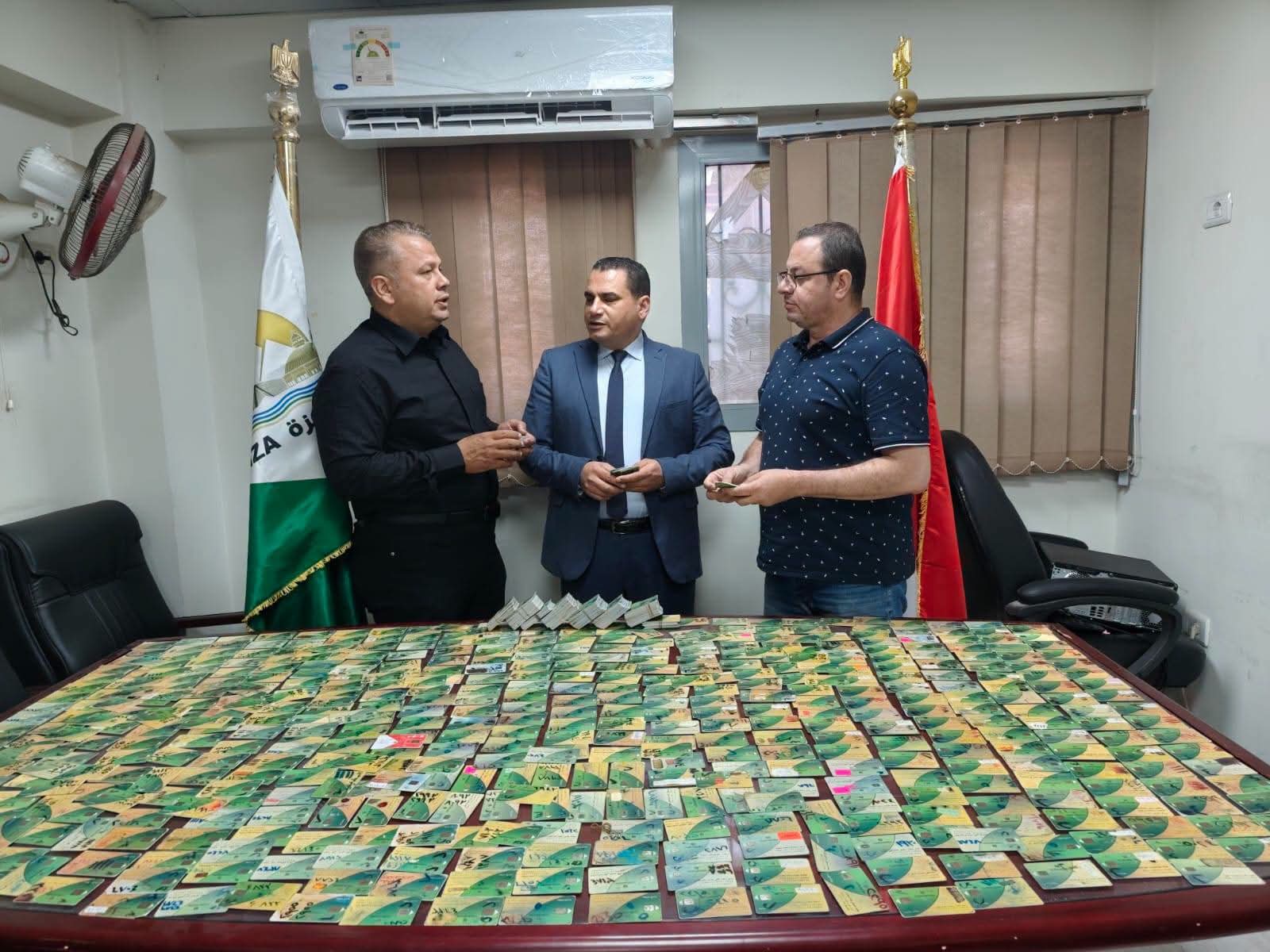 سقوط حيلة جديدة لمافيا الدعم .. الجيزة تضبط 812 بطاقة تموينية داخل مخبز والرهاوي تكشف المستور 1 سقوط حيلة جديدة لمافيا الدعم .. الجيزة تضبط 812 بطاقة تموينية داخل مخبز والرهاوي تكشف المستور