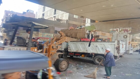 الأنصاري يضرب بيد من حديد .. استبعاد مسؤول الإشغالات وإغلاق مخزن خردة خلال جولة مفاجئة ببولاق الدكرور
