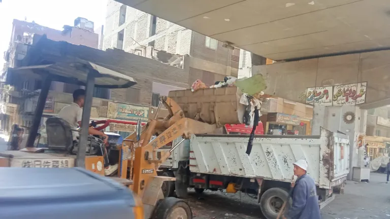 الأنصاري يضرب بيد من حديد .. استبعاد مسؤول الإشغالات وإغلاق مخزن خردة خلال جولة مفاجئة ببولاق الدكرور