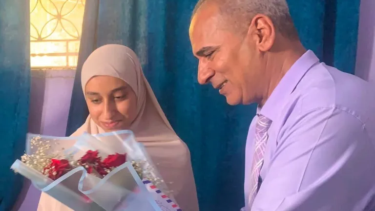 لمسة وفاء من الأب الذي لا ينسى أبناءه .. رأفت الشرابي يحتفي بفخر الحوامدية حسناء عمرو سعد بعد تتويجها بالمركز الأول على الجمهورية في الثانوية العامة