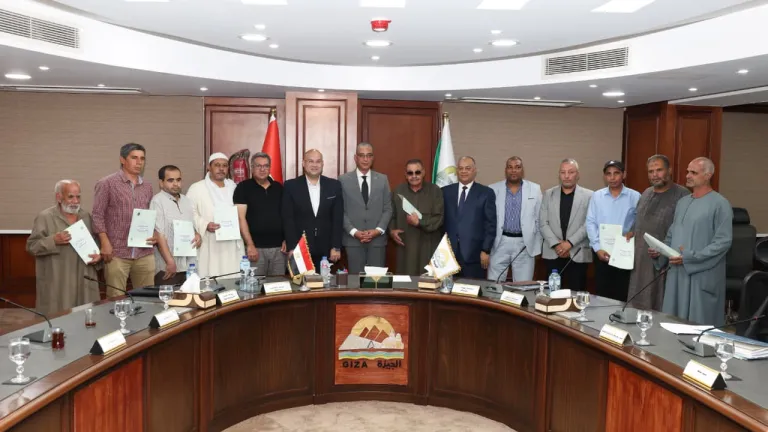 بشرى للمواطنين .. محافظ الجيزة يسلم 23 عقدًا لتقنين أراضي أملاك الدولة ويعلن تسريع إنهاء الملفات المستوفاة