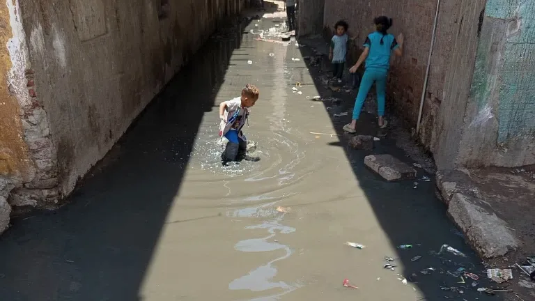30 عامًا من العذاب .. طفل طموه يخوض في مياه الصرف.. فمن ينقذ الأهالي قبل أن تتحول المأساة إلى كارثة؟
