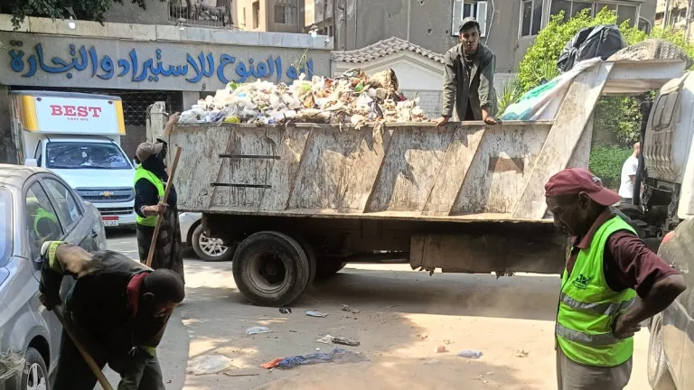 المحافظ في الشارع .. موقف عشوائي ومقاهٍ مخالفة و«نباشون» وسيارات متروكة تحت عين الأنصاري