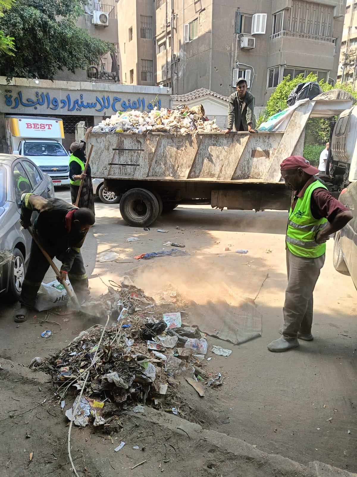 المحافظ في الشارع .. موقف عشوائي ومقاهٍ مخالفة و«نباشون» وسيارات متروكة تحت عين الأنصاري