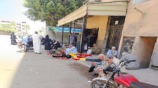 كبار السن يفترشون الأرض من أجل «جرعة علاج».. عندما تتحول رحلة الدواء إلى معاناة أمام التأمين الصحي بالحوامدية
