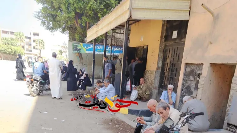 كبار السن يفترشون الأرض من أجل «جرعة علاج».. عندما تتحول رحلة الدواء إلى معاناة أمام التأمين الصحي بالحوامدية