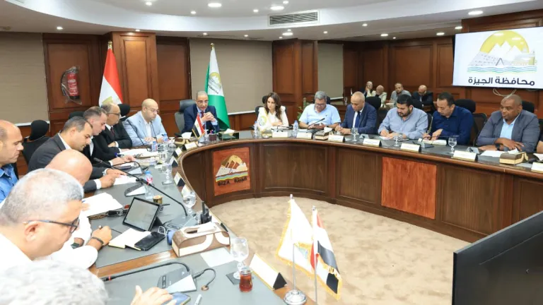 اجتماع حاسم في الجيزة .. الأنصاري يوجه بضبط منظومة النظافة والتوسع في الجمع السكني