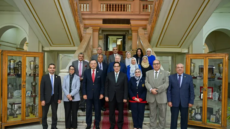 رسائل واضحة من رئيس جامعة القاهرة .. لا تطوير بلا انضباط ولا فرص بلا عدالة