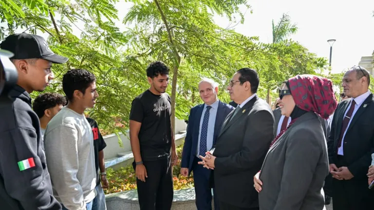 رئيس جامعة القاهرة يفتح حوارًا مع الطلاب.. جوائز مالية للمشروعات الابتكارية
